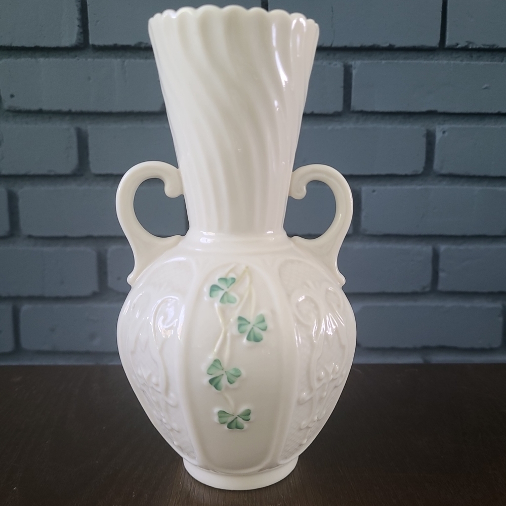 Vintage BELLEEK IRELAND SHAMROCK Urn Vase 7th Gold/Brown Mark 1980-1992 …
